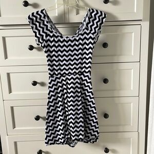 LA Hearts Women’s Black & White Chevron Skater Dress w/ Back Cut Out - Medium
